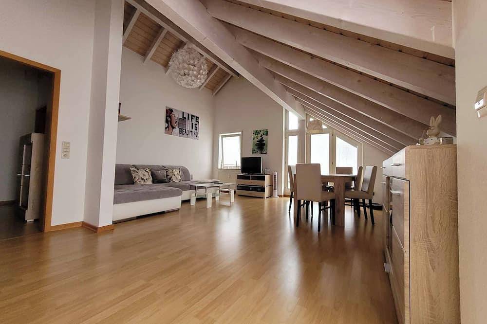 Ganze Wohnung, Ruhige und helle Dachgeschosswohnung (68qm) mit Balkon in Hilzingen, Hegau