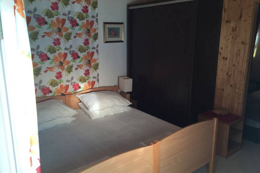 Ganze Wohnung, 1-Zimmer-Ferienwohnung mit Terrasse und Meerblick Metajna (Pag in Metajna, Pag