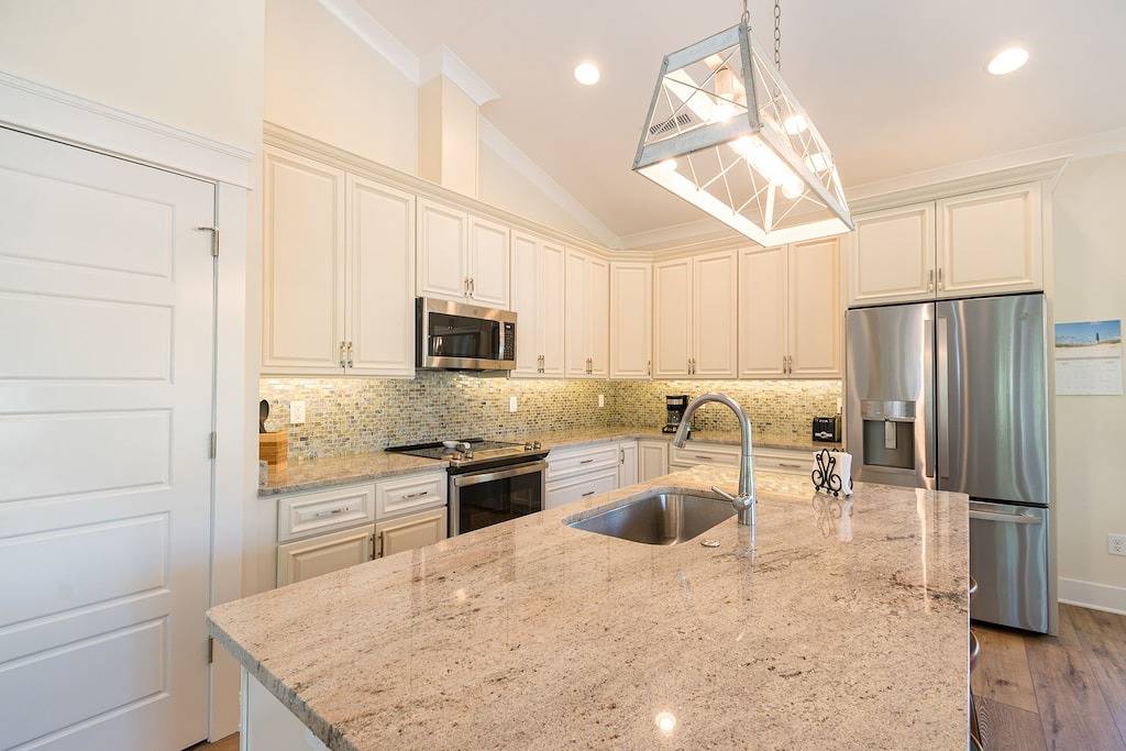 Clean home on quiet street/Walk to beach & shops/Small, non-shedding dogs in Yaupon Beach, Oak Island (NC)