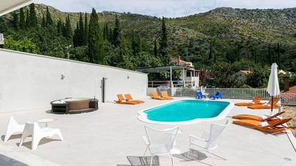 Ferienhaus für 12 Personen, mit Pool und Balkon sowie Sauna in Zaton