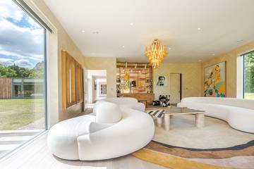 Vacation Rental for 12 Guests in Dunsfold, Surrey Hills, Picture 3