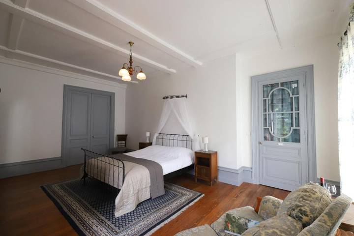 Location de vacances pour 15 personnes, avec vue ainsi que jardin et piscine, animaux acceptés à Barrais-Bussolles - 4