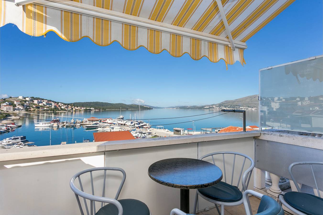 Ganze Wohnung, 1-Zimmer-Ferienwohnung mit Balkon und Meerblick Okrug Gornji, Ciovo A-11374-a in Okrug Gornji, Ciovo