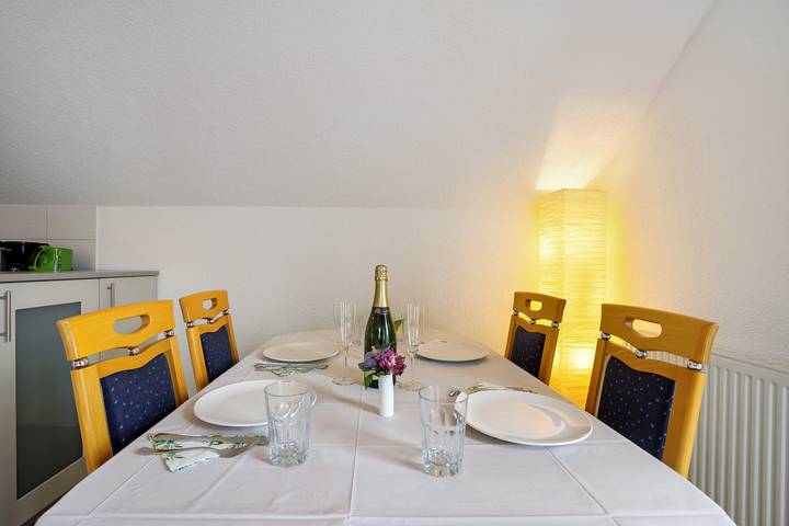 Hel lejlighed, Holiday Apartment 'Goelz' with Lake View, Wi-Fi and Air Conditioning in Bad Schussenried, Landkreis Biberach