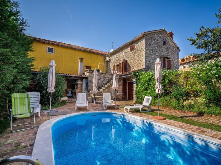 Ferienhaus für 8 Personen, mit Terrasse und Pool