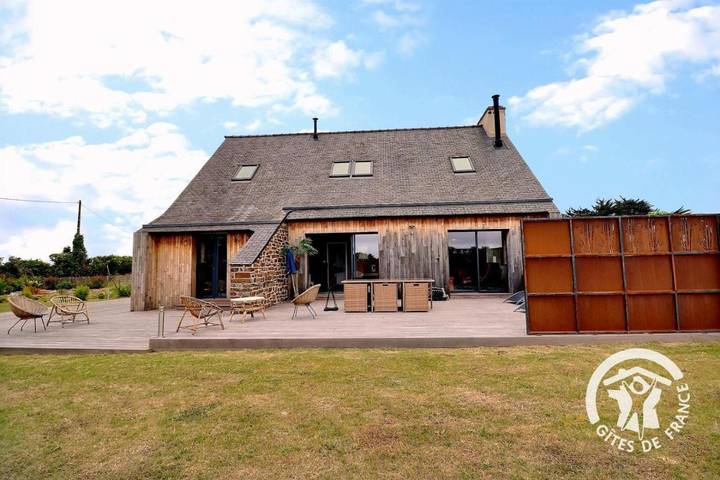 Location de vacances pour 6 personnes, avec terrasse ainsi que jardin et vue dans Plage de la Touesse - 2