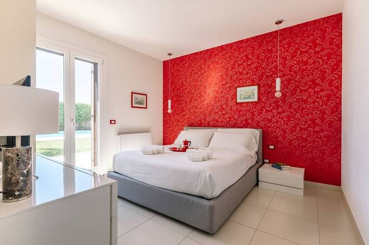 Villa Flora per gruppi e  famiglie, piscina riscaldata, vicino al mare. in Spiaggia di Marina di Ragusa (Ragusa), Ragusa