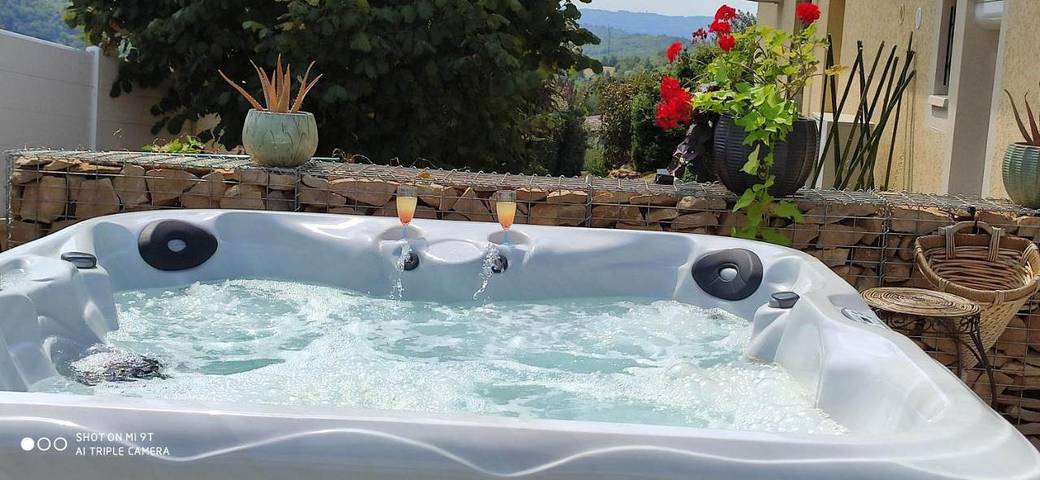Location de vacances pour 6 personnes, avec Jacuzzi et Terrasse ainsi que Jardin et Vue à Panossas