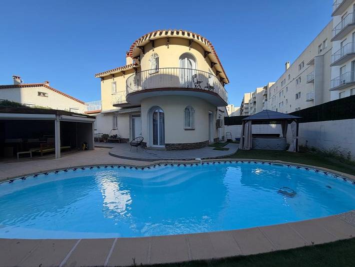 Chalet para 6 personas, con sauna y jacuzzi además de piscina y jardín - 1