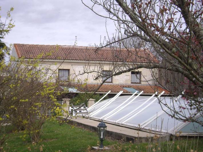 Location de vacances pour 2 personnes, avec piscine ainsi que vue et terrasse à Champagnolles - 4