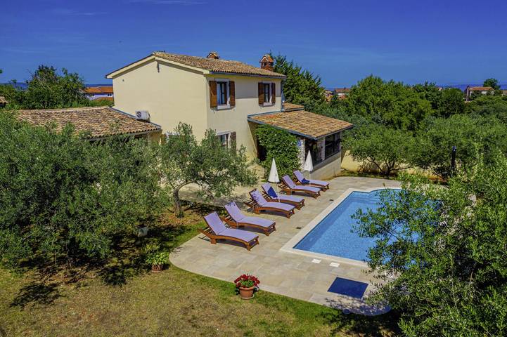 Villa Braidizza * eingezäunter Garten, privater Pool, Terrasse, Wlan in Marčana, Südküste Istrien