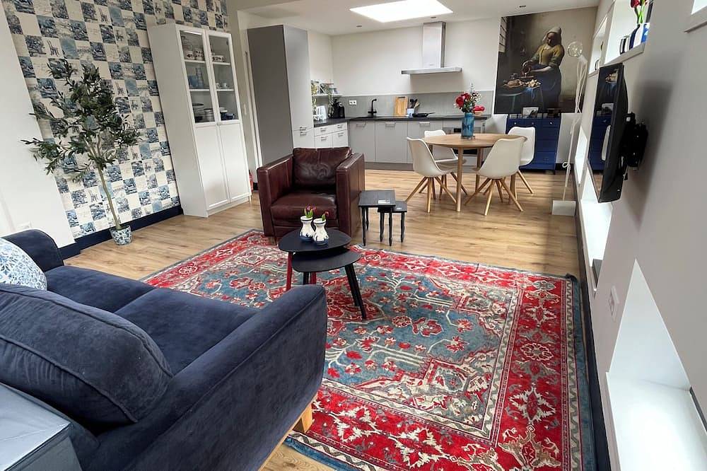 Entire apartment, Pakhuis Behind near Amsterdam & Zaanse Schans in Wormerveer, Dutch Coast