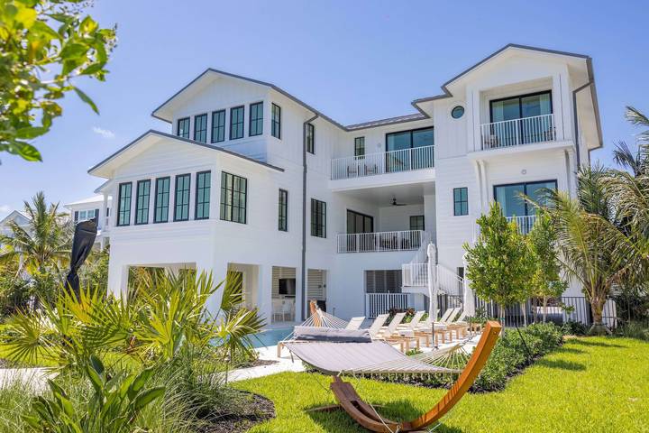 Vacation home for 16 people, with yard and balcony, kid friendly in Florida Keys