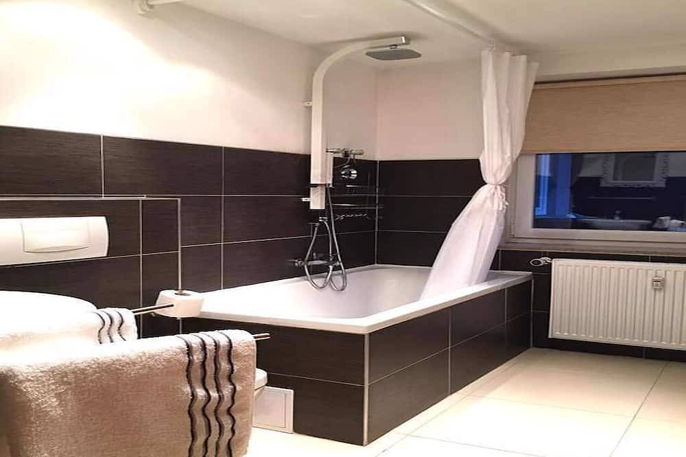Ganze Wohnung, Ferienwohnung im Eg mit großem Garten und Zugang zur Waldnaab in Neustadt an der Waldnaab, Naturpark Nördlicher Oberpfälzer Wald