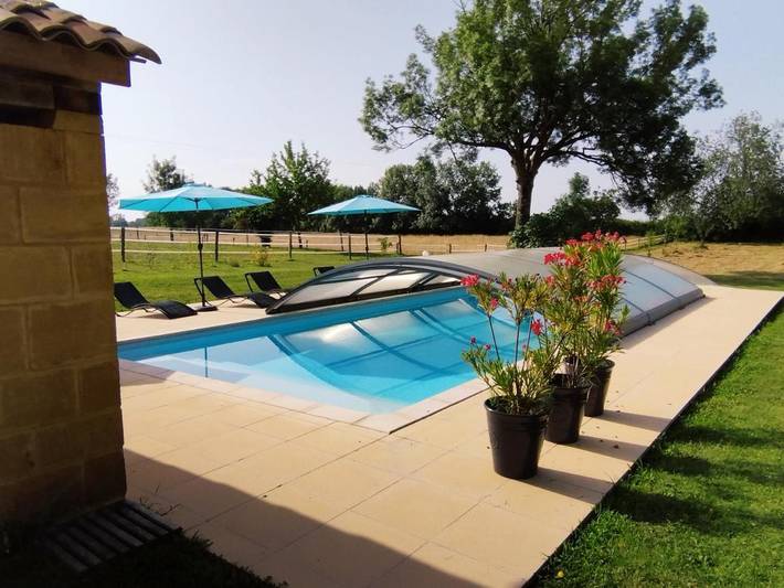 Gîte pour 2 personnes, avec vue et jardin ainsi que piscine et vue sur le lac à Naussannes