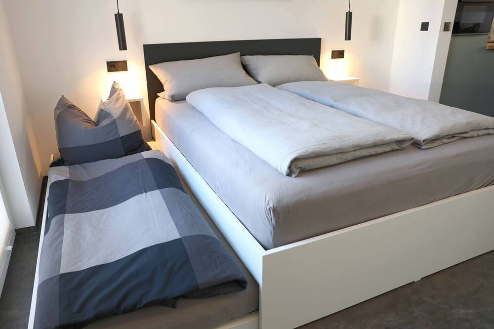 Ganze Wohnung, Moderne Ferienwohnung im Stadtzentrum Ilmenau mit Balkon und Wallbox für E-Autos in Ilmenau, Thüringer Kernland