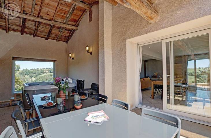 Location de vacances pour 12 personnes, avec Jacuzzi et Terrasse ainsi que Jardin et Vue dans Chevrières (Loire)