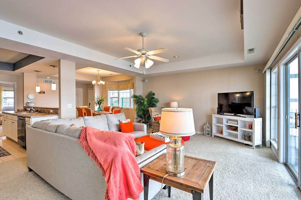 Ganze Wohnung, Pool & Boat Slips! Waterfront Lake Ozark Condo in Lake Ozark, Lake of the Ozarks