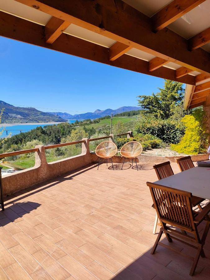Location de vacances pour 14 personnes, avec vue sur le lac ainsi que vue et jardin à Savines-le-Lac - 2
