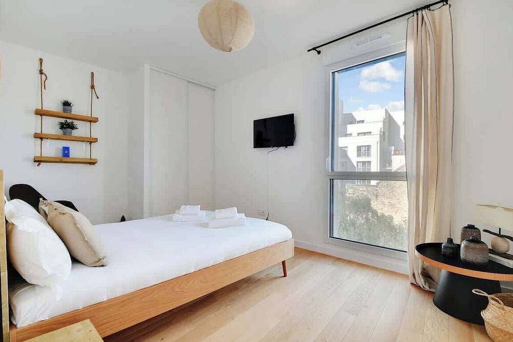 Apartamento entero, A Design 2-Br/1-Ba with Terrace in Clichy in Clichy, Altos del Sena