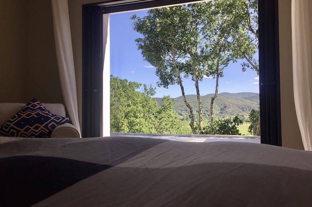 Belle maison neuve, vue magnifique, piscine débordement, terrasse 115m2, clim  in Saint-Alban-Auriolles, Ardèche