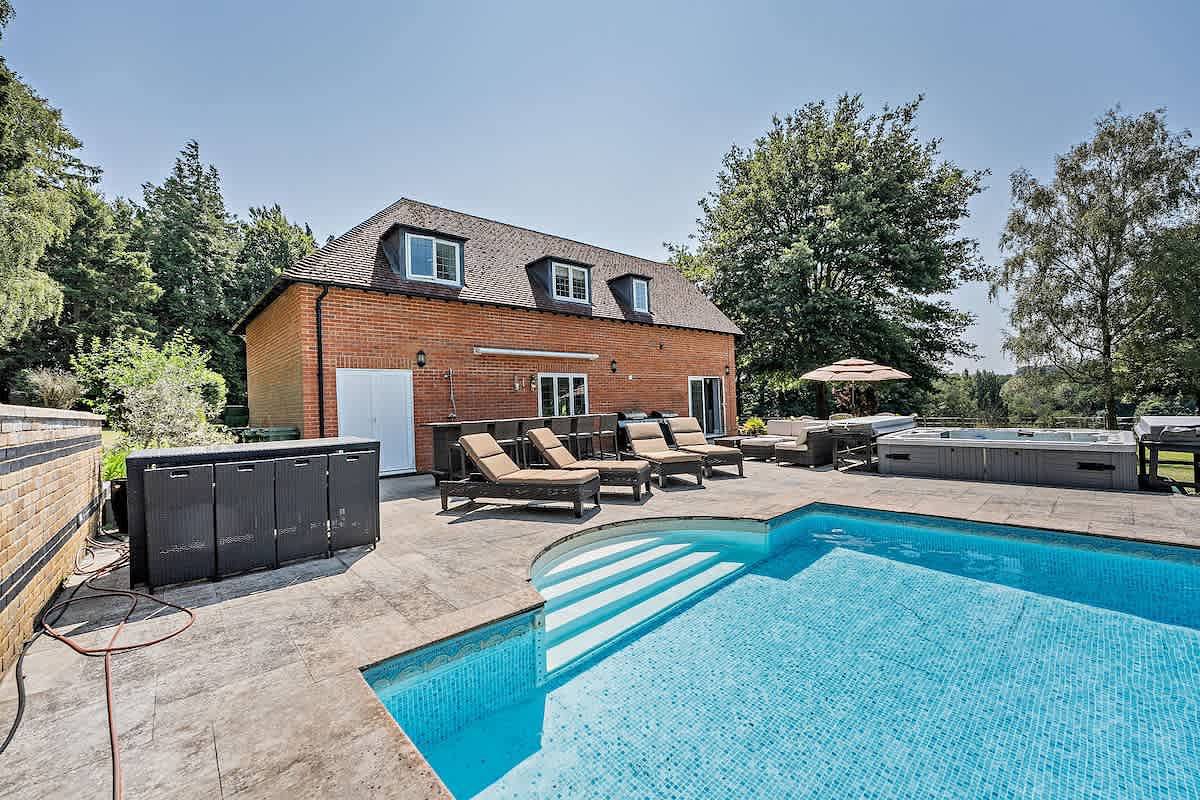 Perfect Booking | Luxury Home With Pool & Gym in Greensands Ridge, Kent