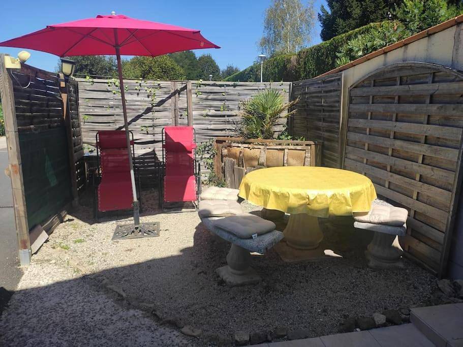 Gîte paisible en bord de lac in Saint-Gérons, Région d'Aurillac