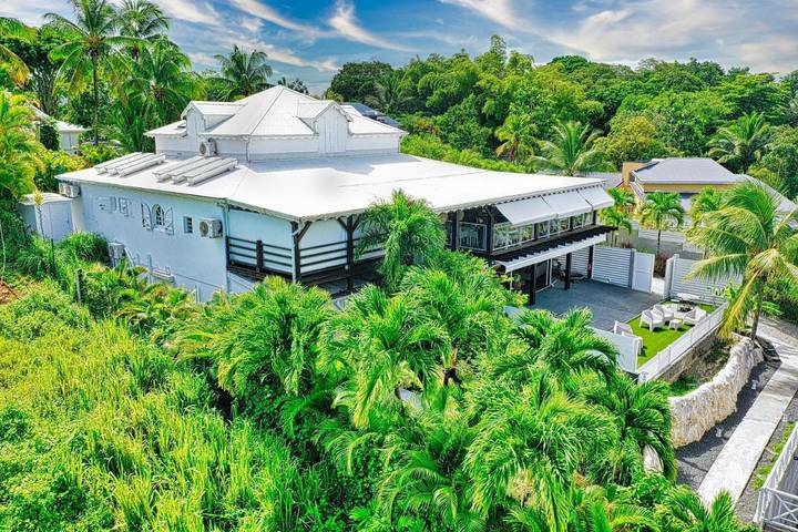 Villa pour 4 personnes, avec bassin pour enfant et piscine ainsi que jacuzzi et jardin