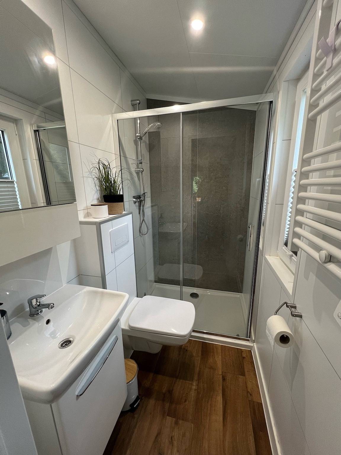 Tinyhouse Neila stilvolle &  moderne Auszeit am See | Natururlaub in Stuer, Mecklenburgische Seenplatte Klima, Grill in Stuer, Plauer See