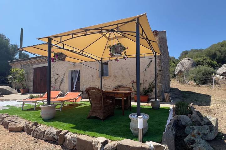 Location de vacances pour 2 personnes, avec terrasse ainsi que jardin et jacuzzi, animaux acceptés à Sant'Antonio di Gallura