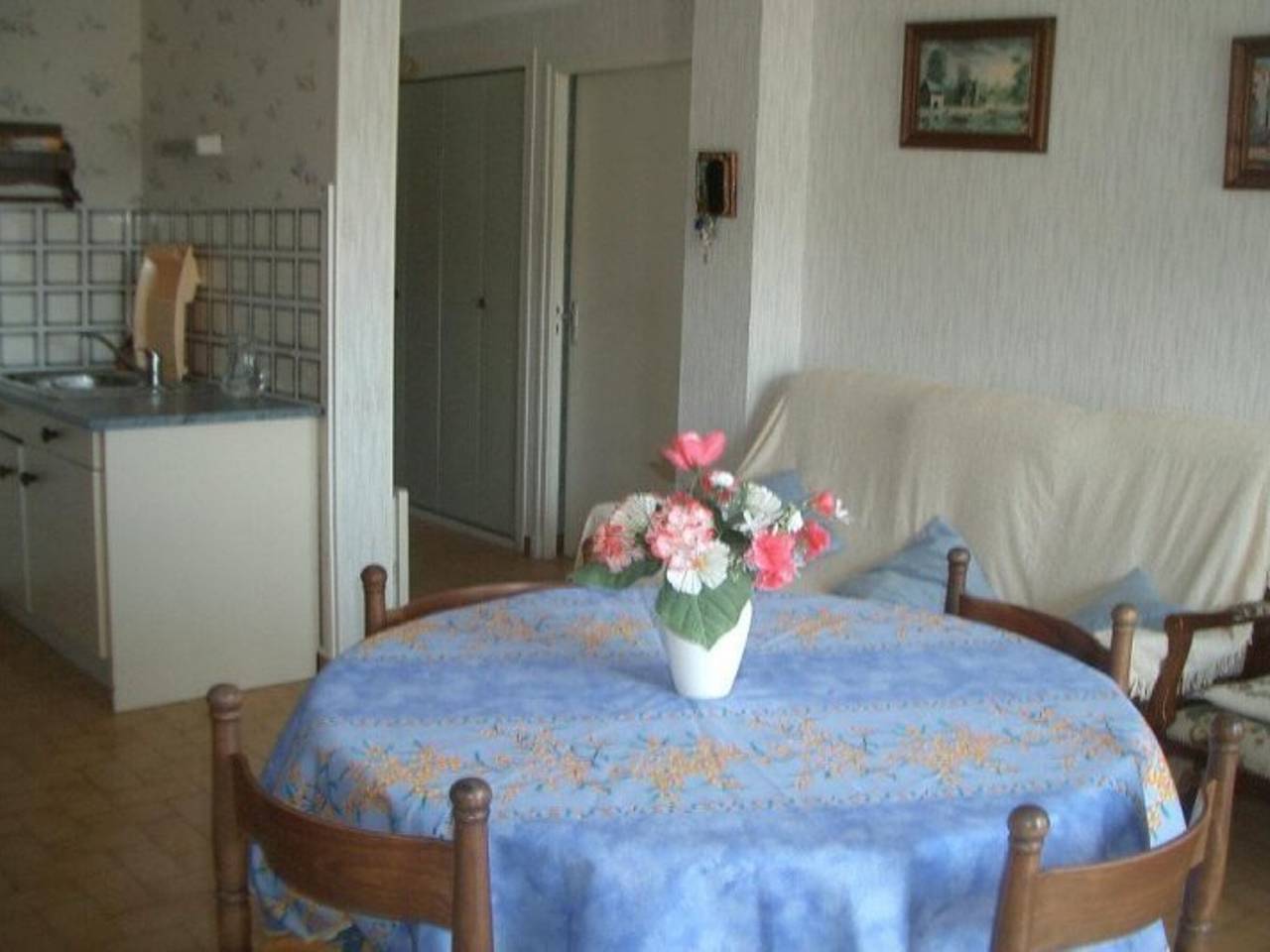 Entire apartment, Cozy F2 Apartment with Balcony & Garage, Near Thermes, Amélie-les-Bains, 2 Sleeps in Amélie-les-Bains-Palalda, Céret region