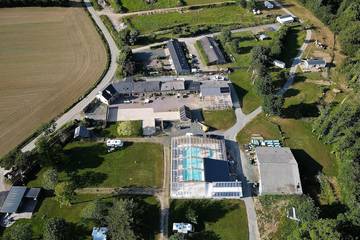 Mobil home pour 2 personnes, avec piscine à Hénansal