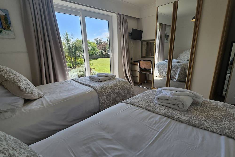 Heathfield -  a holiday home that sleeps 8 guests  in 4 bedrooms in St Mawes, Cornwall