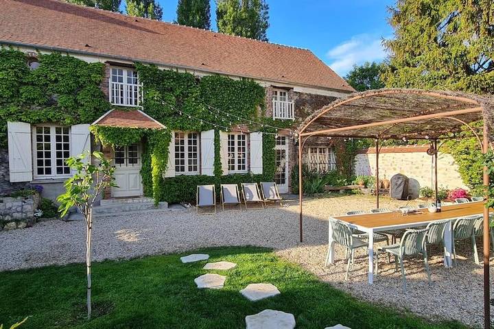 Gîte pour 16 personnes, avec jacuzzi ainsi que jardin et terrasse à Ville-Saint-Jacques