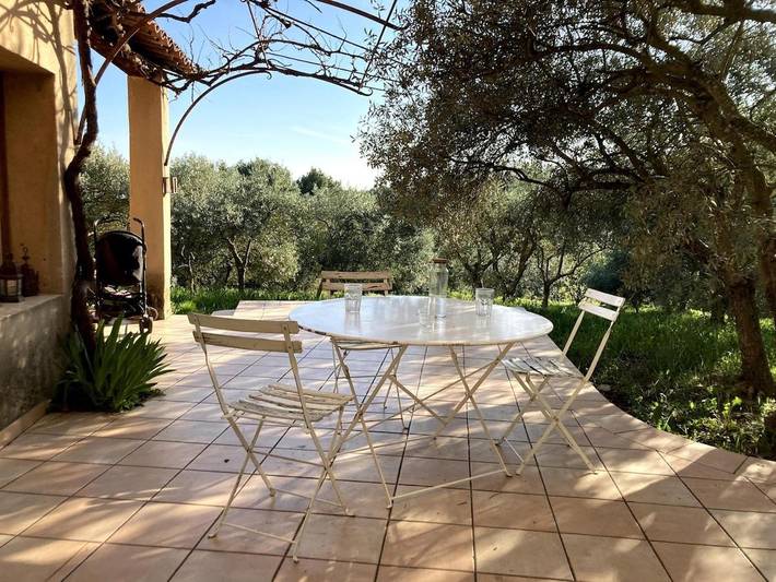 Location de vacances pour 5 personnes, avec Terrasse ainsi que Jardin et Vue à La Bastide-des-Jourdans