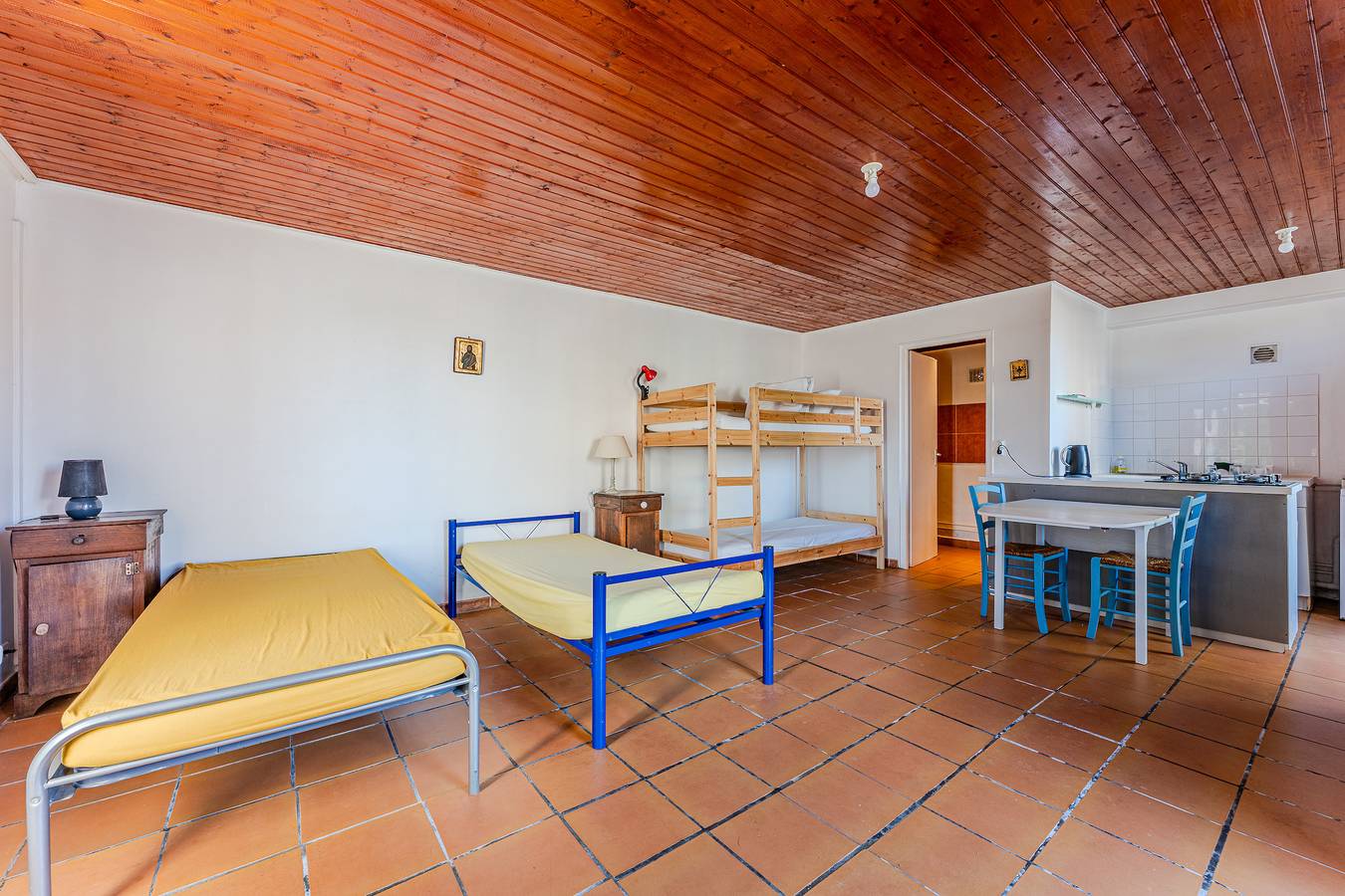 Entire studio, Studio Apartment 'La Halte De Compostelle' with Private Terrace and Wi-Fi in Belin-Béliet, Arcachon region