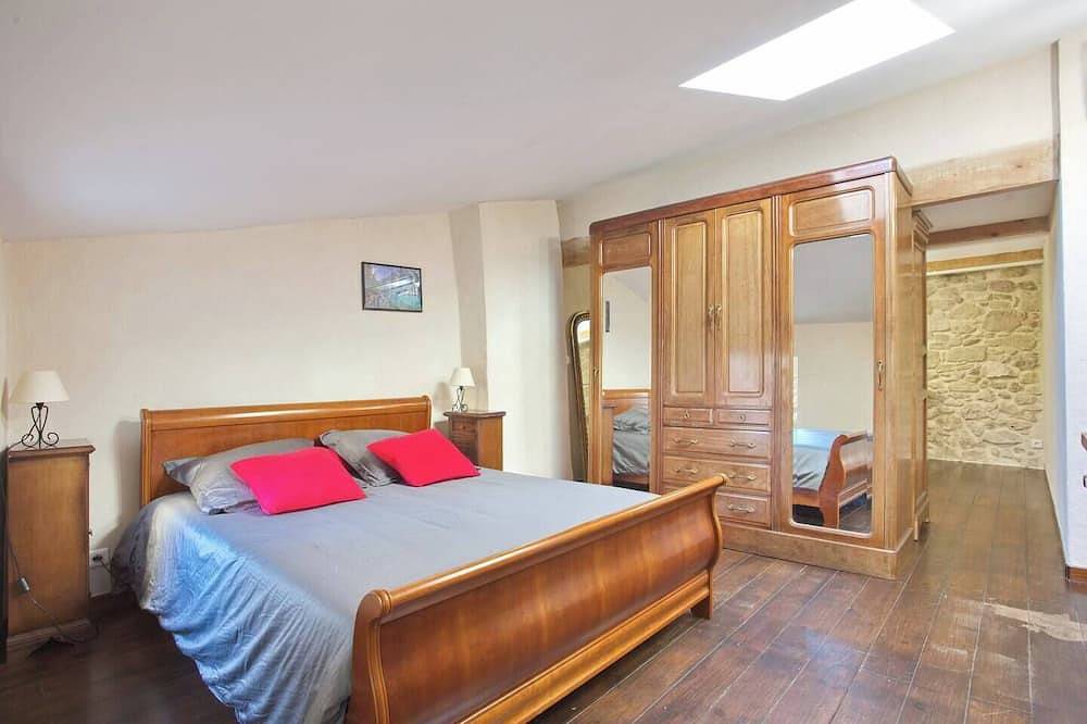 17Th Century Traditional French Townhouse Close To Salon-De-Provence in Pélissanne, Aix-en-Provence region