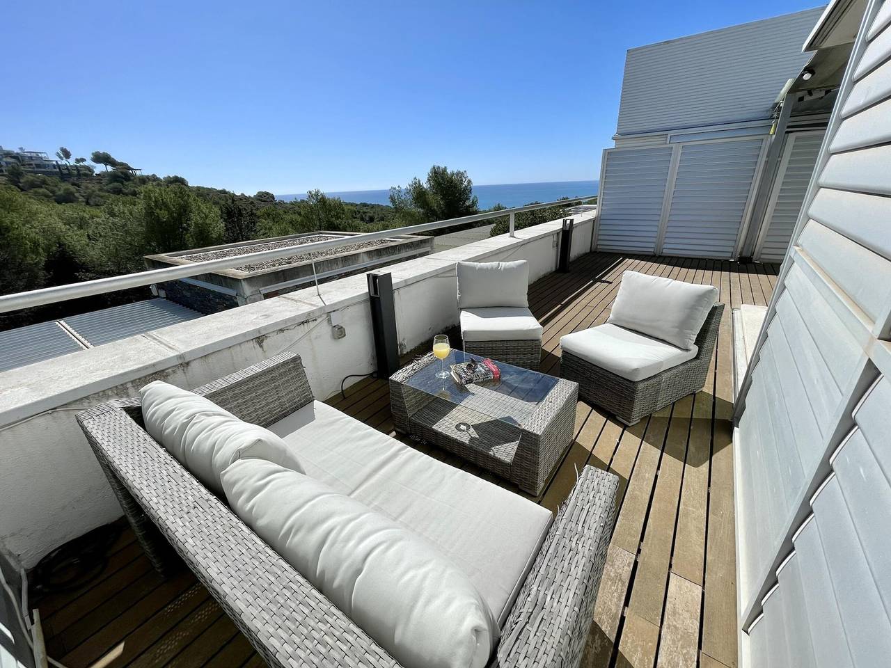 Apartamento entero, Casa espaciosa con piscina, aire acondicionado y jardín cerca de la playa de Vilanova in San Pedro de Ribas, Garraf