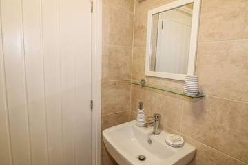 Log Cabin for 2 People in Sherwood Forest, Nottinghamshire, Photo 3
