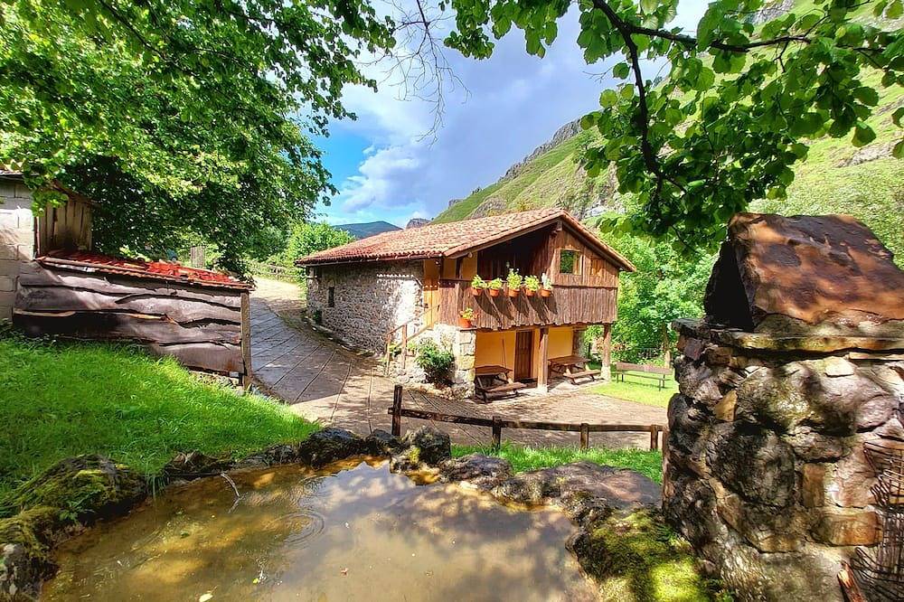 Cabaña Pasiega La Hirriria in Ruesga, Miera Valley