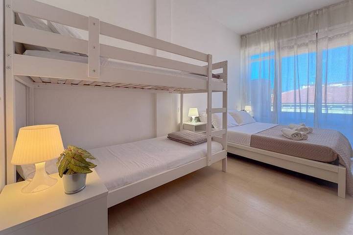 Appartement entier, Cozy apartment in the heart of Civitanova Marche, located on Viale Vittorio Veneto 13, on the third floor of a building with elevator. Just a short walk from the beach and the town’s pedestrian area, it's the perfect choice for families, couples, or sm in Giovanni e Anna, Civitanova Marche