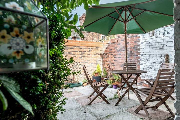 Glamping for 4 people, with pets in Liverpool