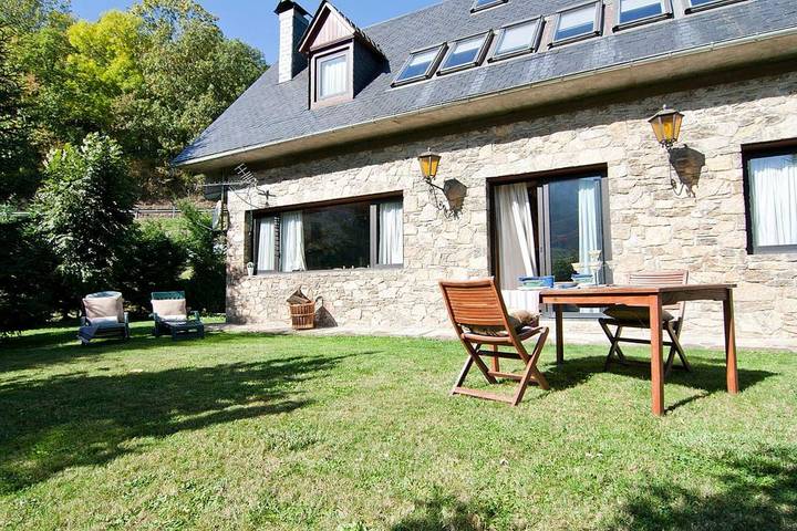 Casa de vacaciones para 12 personas, con jardín además de sauna y vistas, Se admiten mascotas - 1