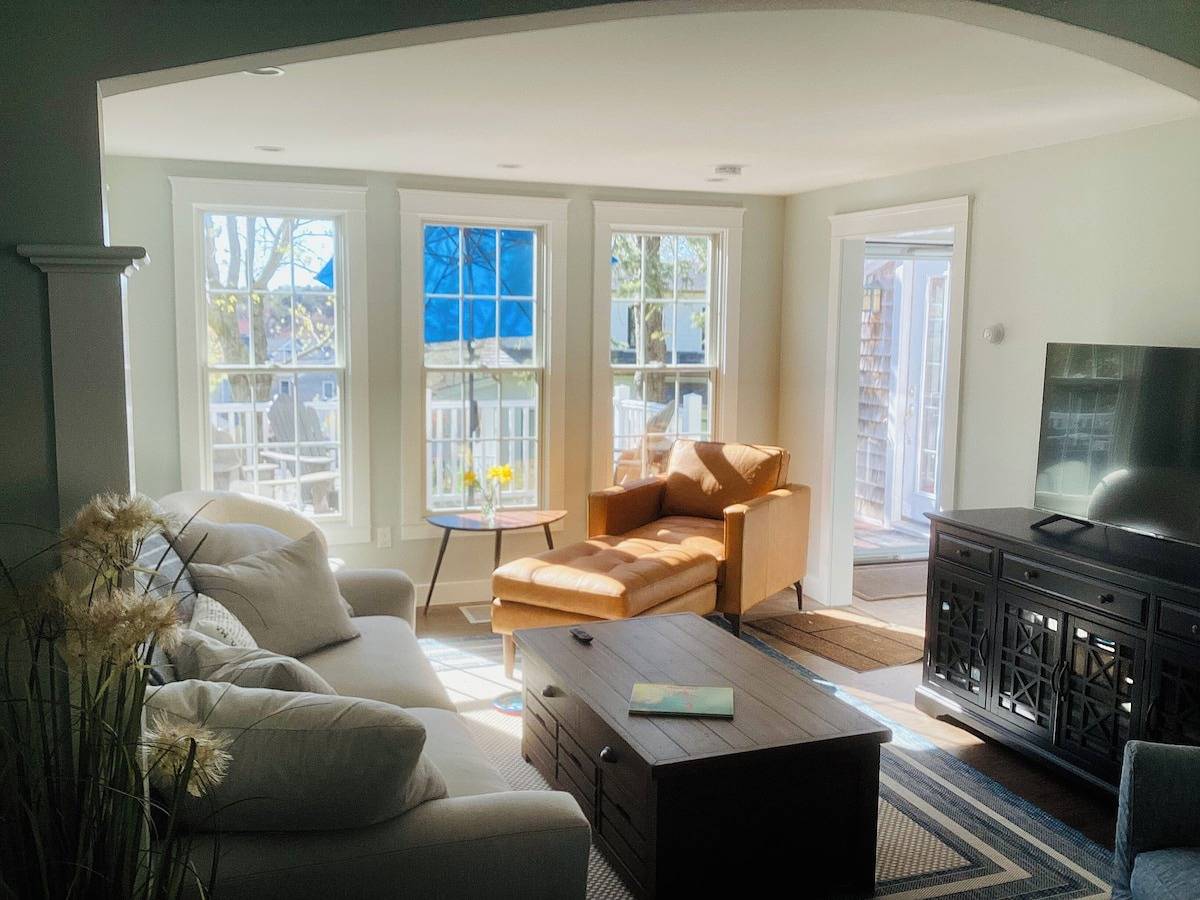 5 star 1,550 Sf - The Gale Force Farmhouse at Telegraph Hill - Modern, Renovated in Race Point Beach, Provincetown