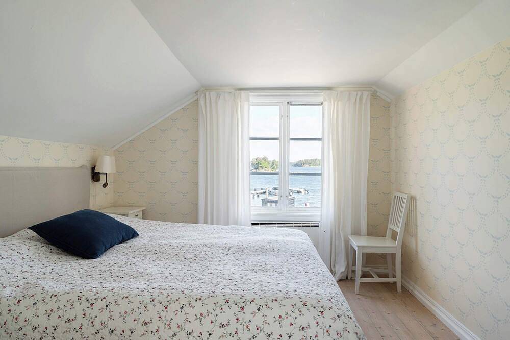 Charming Archipelago House, Sauna, Dock & Sea View in Stockholmer Schärengarten
