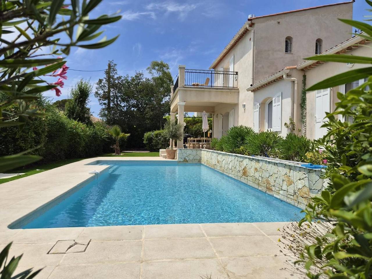 Villa met 4 Slaapkamers, Privézwembad, Wifi en Airco vlak bij Zee in Saint-Raphaël, Middellandse Zeekust (Frankrijk)