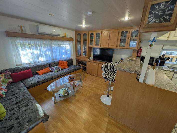Camping pour 5 personnes, avec jacuzzi et piscine ainsi que terrasse et jardin