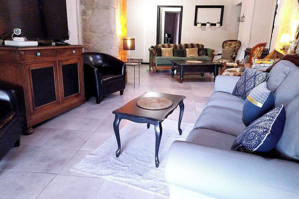 Gîte de groupe grande capacité loire 42 La Bâtisse aux Lanternes 30 couchages in Saint-Bonnet-le-Château, Montbrison