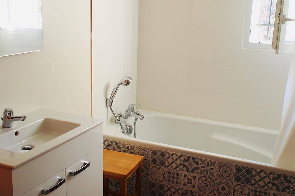 Beautiful traditional house in the heart of the Pessac Leognan in Léognan, Bordeaux region