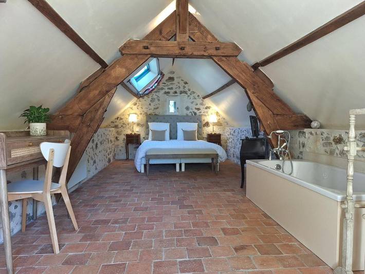 Gîte pour 2 personnes, avec jardin et piscine ainsi que terrasse et vue à Blaison-Gohier - 2